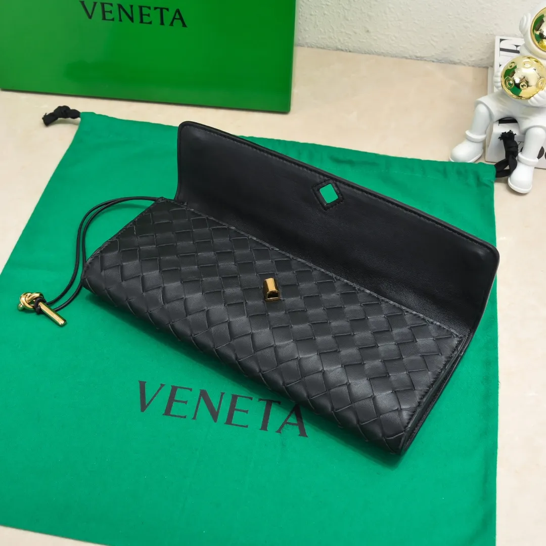 The batch of 1360 BV Andiamo evening handbags has been heavily planted again~ The designer aesthetics in the era of economic downturn are back. I fall in love with it at first sight and can't put it down. It's so beautiful and full of aura. The shape and texture are very competitive. It's light in weight and has sufficient capacity. It's a must-have for fashionistas. It's suitable for many occasions, minimalist, high-end and light luxury. Model No.: 741511 Size: 31*13*3cm